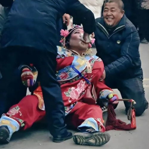杨老二灌酒离世后续灌酒现场被曝,官媒密集声讨一个都别想跑