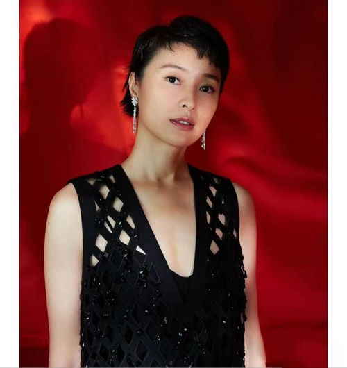 吴越不扮嫩美得自然,夏季穿搭体面显贵适合妈妈们,51岁气质淡雅