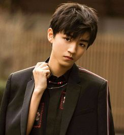 王俊凯穿潜水服,紧紧抓住教练的手不肯放,没想到小凯也会紧张