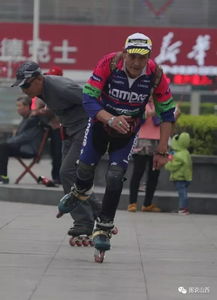 两位70岁老人在平阳广场玩疯啦,厉害了我的老大爷