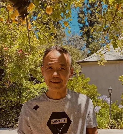 王石田朴珺带婴儿逛街,相差30岁的忘年恋,是怎么走到今天的