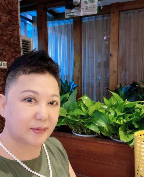 知名男星母亲癌症复发,化疗后头发一夜变没儿子发文惹人泪目
