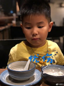 组图胡可晒小鱼儿九宫格表情包搞怪小机灵遗传沙溢喜剧天赋