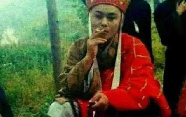 被骗多少年的穿帮镜头那么大的药丸一口吞,唐僧抽烟太秀了