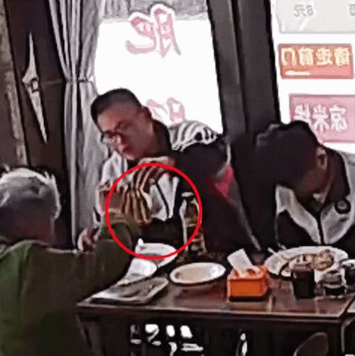 暖心两少年请陌生老人吃馄饨老奶奶拿出仅有香蕉回礼