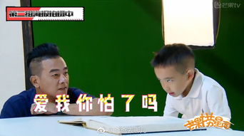 组图陈小春全家福曝光夫妻笑对镜头儿子却变表情包