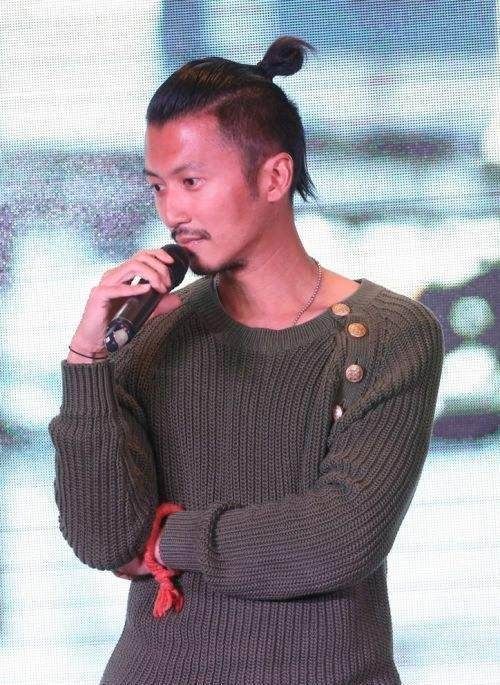男生扎辫子动漫头像