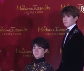 组图tfboys为孪生兄弟揭幕模仿蜡像表情合影画面搞笑