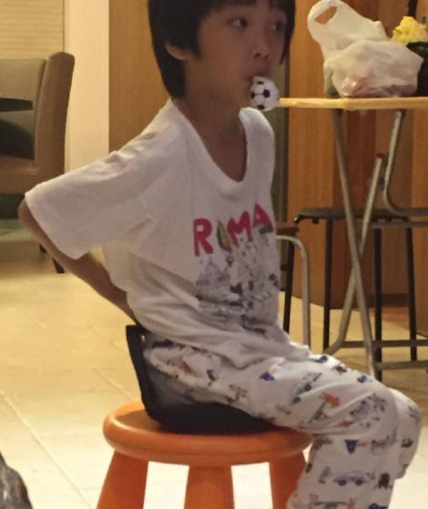 走进吴镇宇在香港的家,房子在西贡海景大屋,正对大海还自带泳池