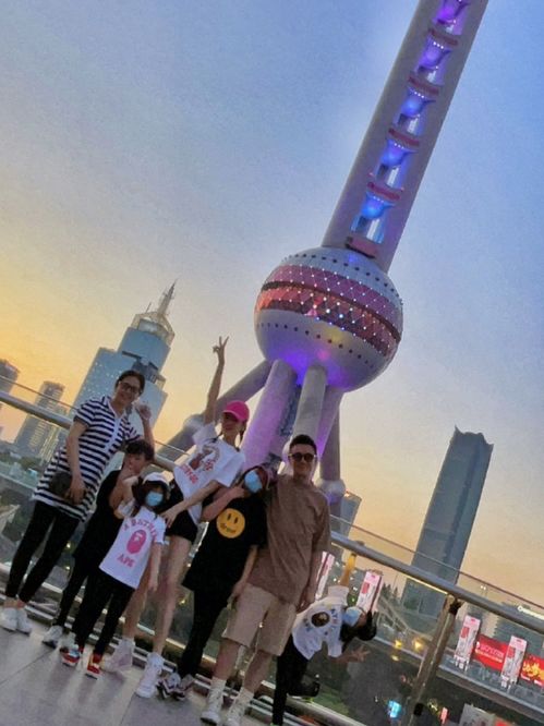 陈浩民妻子晒温馨全家福,庆祝结婚十周年,一家六口长相一模一样