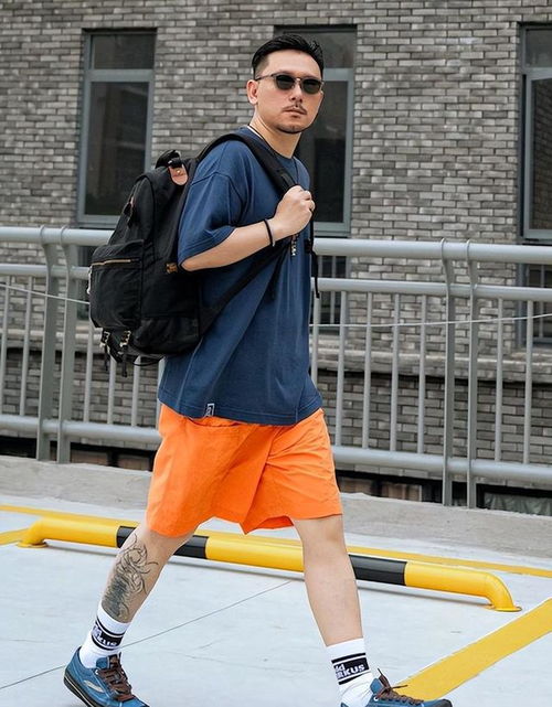 四五十岁男人穿t恤,尽量少戴项链系丝巾,换成这些配饰更高级