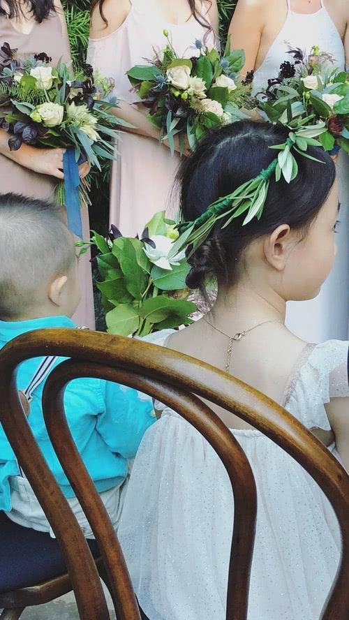 奥莉当婚礼花童美如小仙女,但与弟弟合照一秒破功表情搞怪