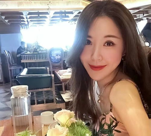 30岁美女在大街上问路,60岁大爷追要微信,女子咱俩差着辈分了