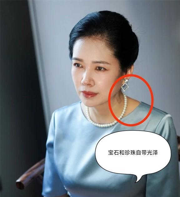 五六十岁女人戴首饰,记住4戴4不戴,优雅高级又上档次,好看