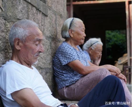 存钱给自己养老错了70岁老人说出大实话,晚年都后悔了