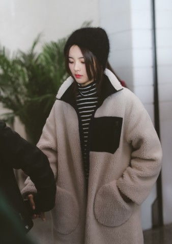 杨超越身穿大袍子现身机场,却被手机挂件抢镜了,是订做的