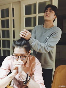 调皮李易峰为工作人员庆生揪头发吹蜡烛超搞怪