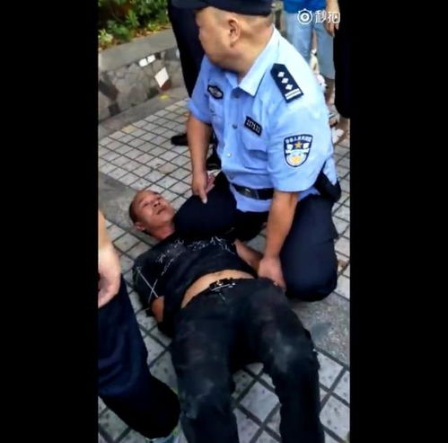 重庆万州一男子试图抢劫一名老太太刚从银行取的钱,结果悲剧了
