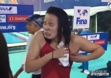 奥运泳池里游出来个表情包这姑娘火了,太逗了