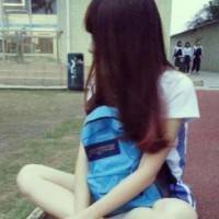 校服女生盘腿背影头像