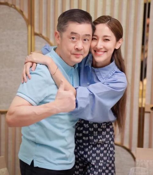 简直了52岁郑嘉颖与岳父一起过生日,光看外表也就40多岁