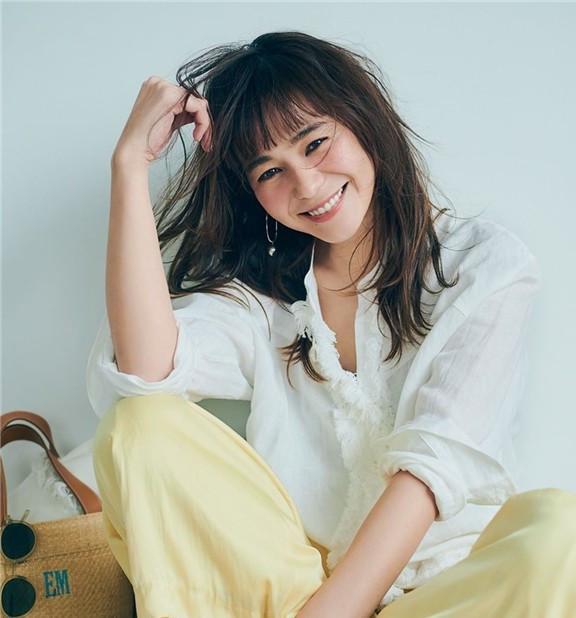 过了40岁的女人,少穿大红大紫学日本杂志这么穿,显白还减龄
