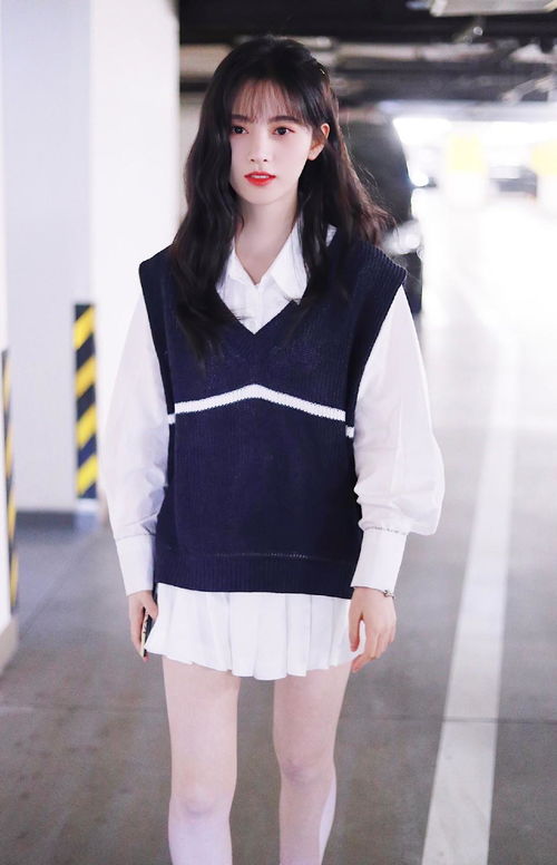 20岁被称为四千年美女,穿毛衣配短裙,手势搞怪更像初中生