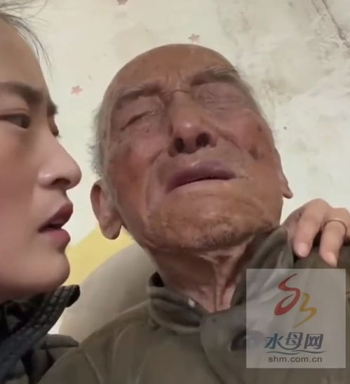 100岁爷爷醒来没见92岁老伴伤心大哭,孙女他当时以为奶奶不在了,那天后爷爷一睡醒就在床前守着奶奶