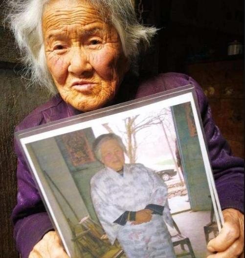 90岁老太太到死都不肯上户口,临终前才拿出照片,暴露真实身份