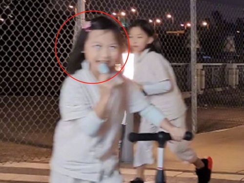 蔡少芬一家五口晚饭后逛街,夫妻恩爱撒糖,小女儿翻白眼表情亮了
