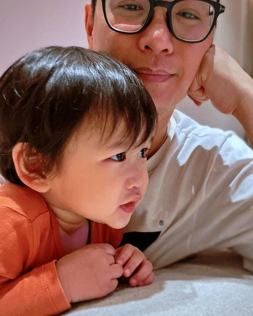 胡杏儿老公带儿子打电动,竟比小孩还兴奋,奕霆被迫营业呆萌好笑