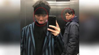 窦靖童晒吐舌搞怪自拍,网友后边大哥的表情窦靖童晒吐舌...