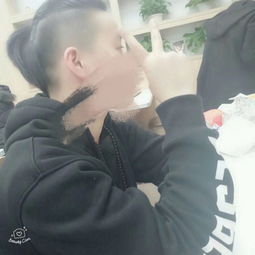 男的发型两边推,然后后边扎辫子哟觉得特别丑和作呕,是时尚问题吗