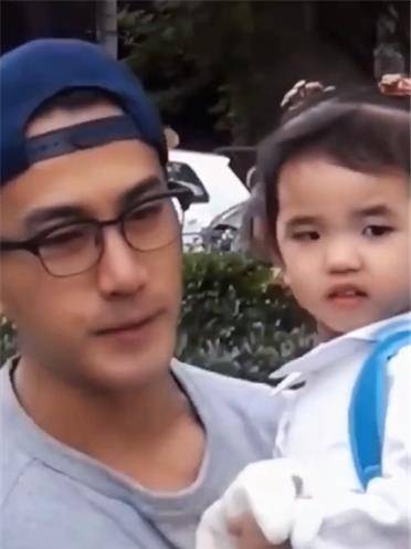 杨幂女儿正脸曝光,遗传刘恺威整容前样貌,网友直言撞脸周杰伦