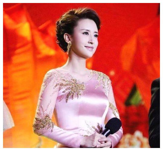 曾被称作周涛接班人,暂别舞台嫁大20岁富商,40岁气质好似少女
