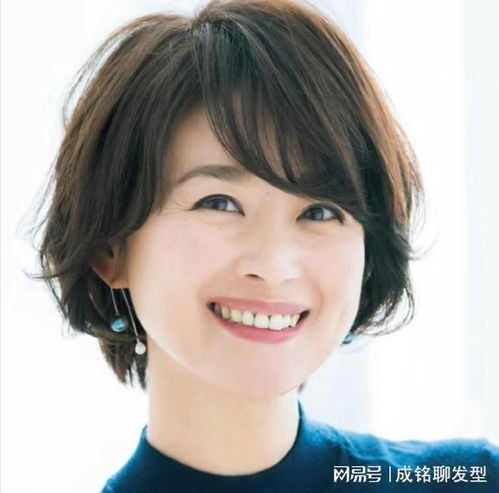 四五十岁的女人更适合剪短发发丝蓬松搭配刘海,温柔又显脸小