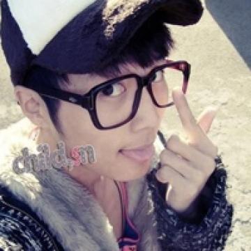 帅气戴眼睛男孩