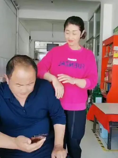 看看老公那表情逗大家开心一下搞笑夫妻视频