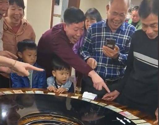 广东一家人花式抢红包,转盘转动时俩孩子表情真实,网友表示好玩