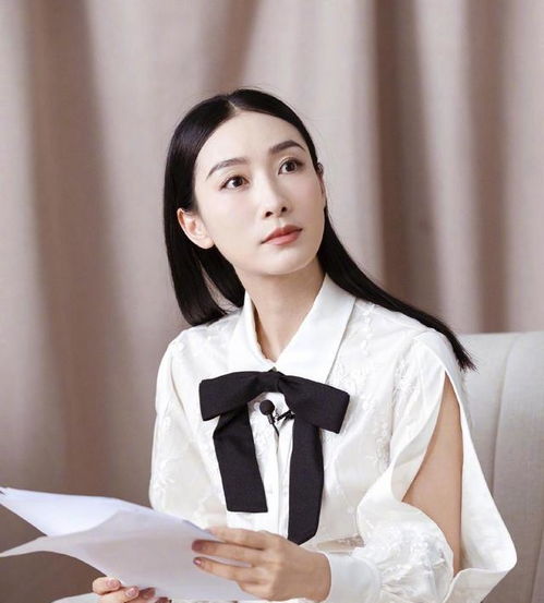 35岁陶昕越来越美了,一袭白裙优雅又气质,长直发造型更高级