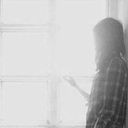 求带字头像女生,唯美,最好简约点,黑白,15个左右