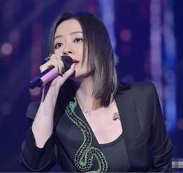 张靓颖离婚后身材发福,放飞自我更敢穿了西装配打底衫热舞略土