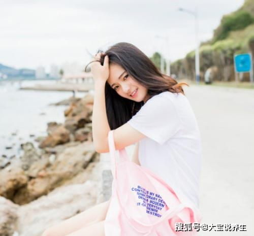 搞笑gif有个爱搞怪的女同桌,都没办法好好学习