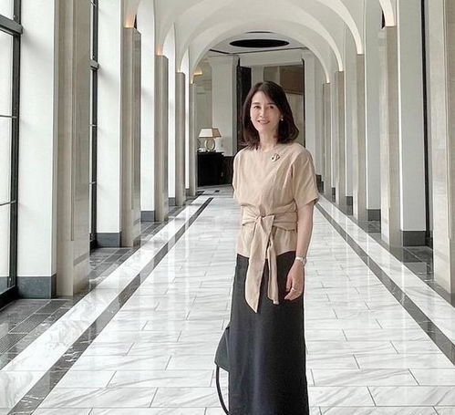 这才是50女性的穿搭,配色简单款式大方,优雅知性年轻10岁