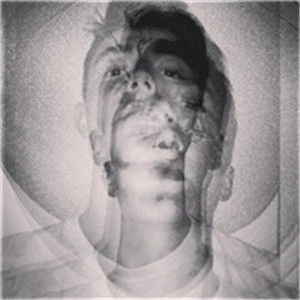 灰色意境帅哥头像适合成熟的男士们专用的