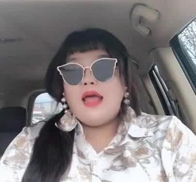胖女孩无意走红,摘下墨镜瞬间涨粉80w,网友现代杨贵妃