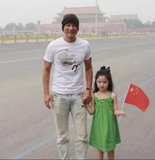 任达华女儿晒照为父庆生穿露脐装身材火辣,完美继承妈妈好基因