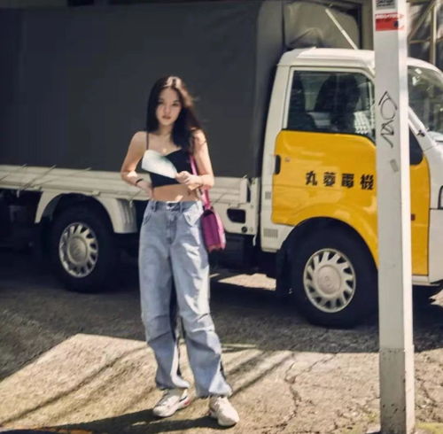 李咏女儿新年秀身材,吊带短裤太过性感惹争议,但哈文引以为傲