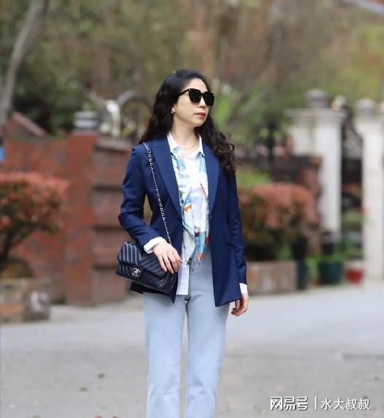 谁说奶奶辈就不能美了看她即使年过半百,依旧优雅迷人