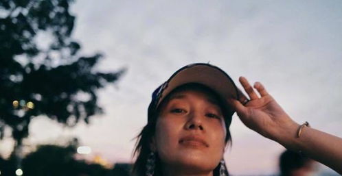 44岁马伊琍近照状态超在线,素颜出行无惧满脸油光,与前夫文章对比明显